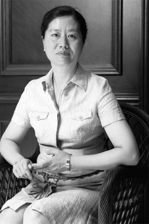 A picture of Wang Anyi sitting in a chair