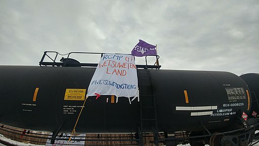 File:Wet’suwet’en solidarity banner on oil tank car February 15, 2020.jpg