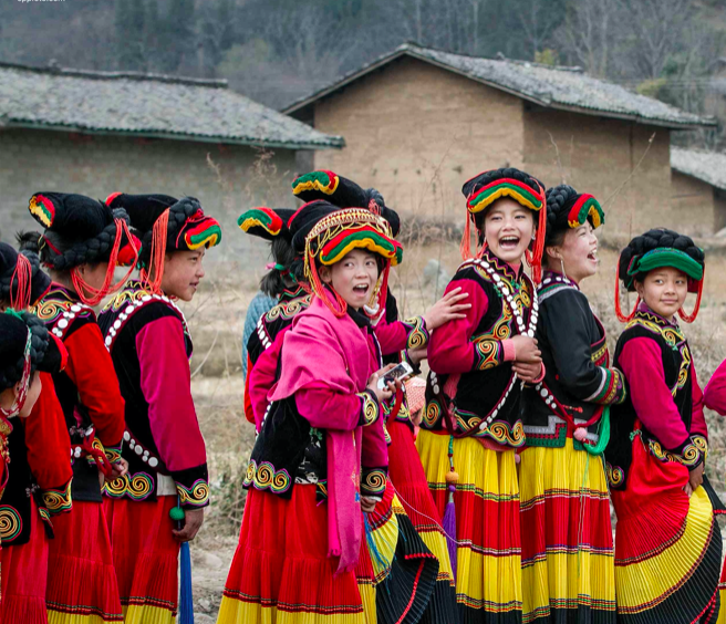 File:Traditonal costume of Yi ethic minority in Sichuan Province.png