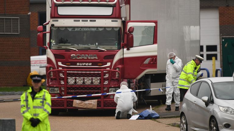 File:Skynews-lorry-trailer-39-bodies 4813688.jpg