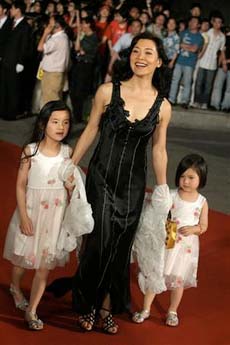 File:Joan Chen and her two daughters.jpg
