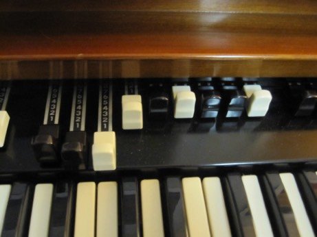 File:Draw bars above a Hammond Organ's keyboard.jpg