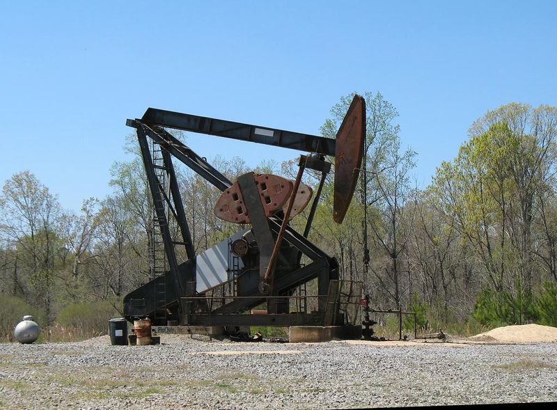 File:Oil equipment.jpeg