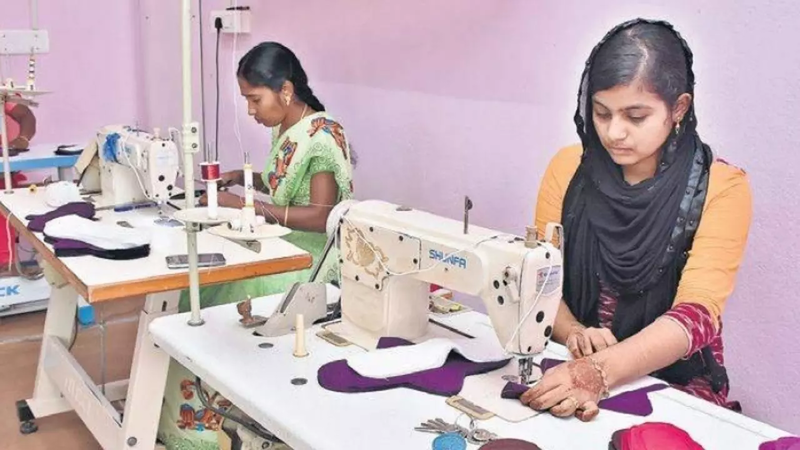File:Women in self help groups of south India making pads to overcome the covid-19 crisis Murali Krishnan.webp