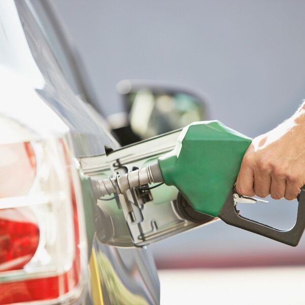 File:0 Man-filling-up-his-car-with-petrol.jpg