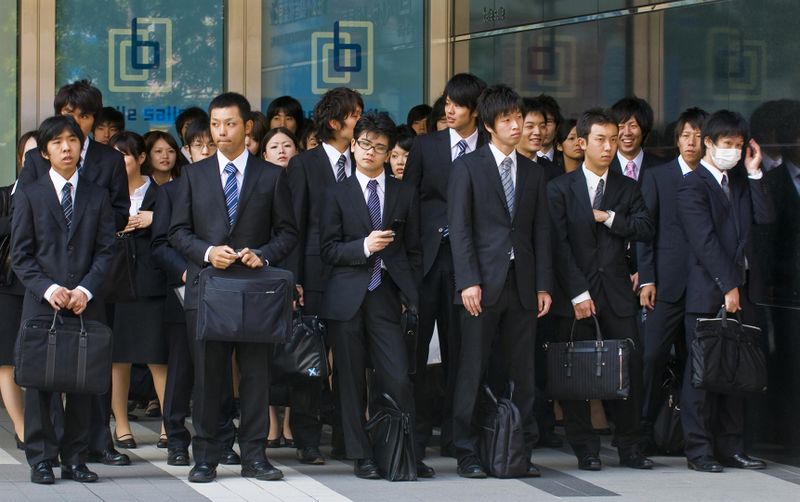 File:Japanese salarymen..jpg