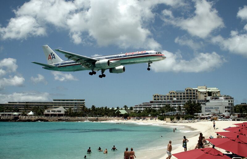 File:Airplane approaching airport, St. Maarten.jpg