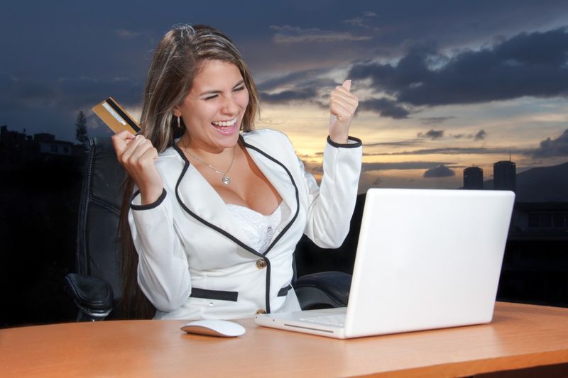 File:Marketing online social media online business woman business woman attractive corporate-613266.jpg