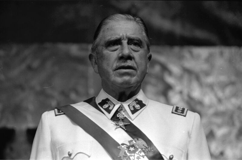 File:Pinochet en Historia Política BCN.jpg
