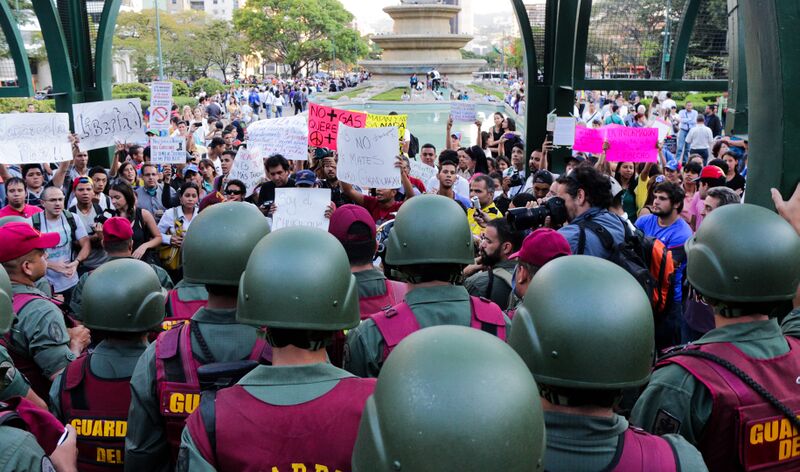 File:Protesters in front of police in Caracas.jpg
