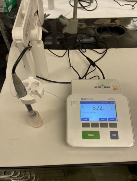 File:Sevencompact pH probe and meter.png