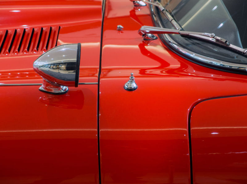 File:Old-red-veteran-car-close-upp-2-861x643.jpg